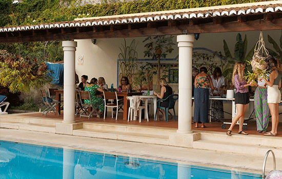 pool-people-eating