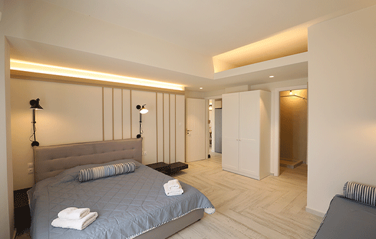 suite room and bed santorini